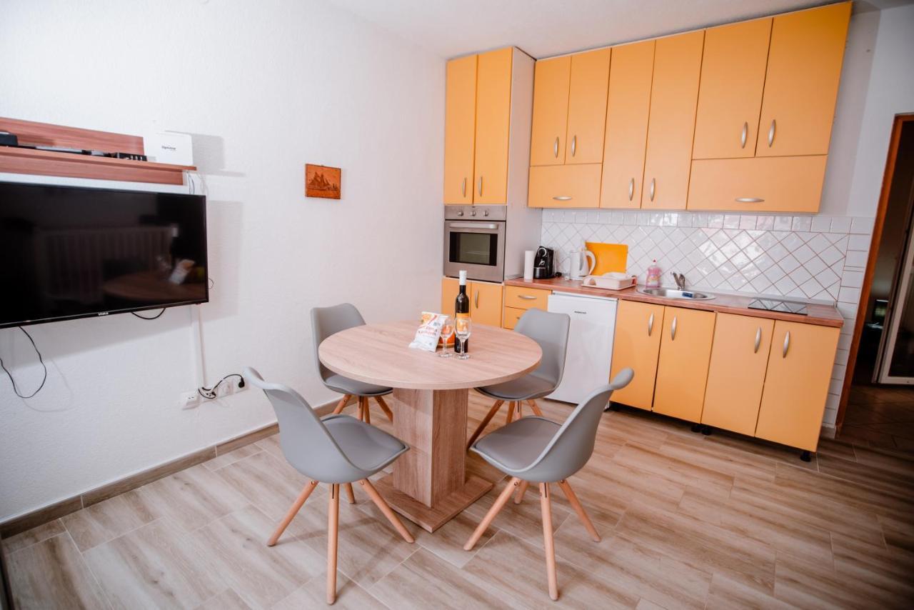 Апартаменты Apartmens Leona Карлобаг Экстерьер фото