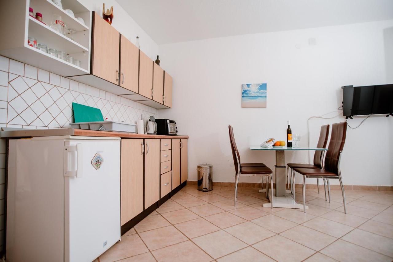Апартаменты Apartmens Leona Карлобаг Экстерьер фото